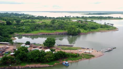 Steigende-Luftaufnahme-Eines-Kleinen-Fischerdorfes-Am-See-In-Ghana-Westafrika