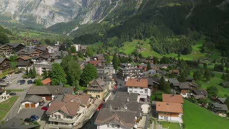 Revelación-Aérea-Sobre-El-Pueblo-De-Grindelwald-En-Suiza