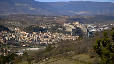 Die-Stadt-Sisteron-In-Frankreich-Und-Die-Historische-Zitadelle