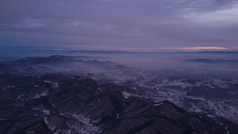Filmkulisse-Mit-Atemberaubendem-Sonnenuntergang-über-Den-Schneebedeckten-Bergen