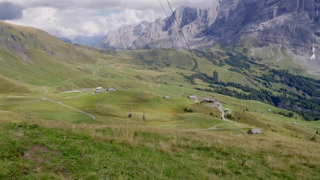 Dos-Personas-En-Tirolesa-Cuesta-Abajo-En-Grindelwald-Primero-En-Suiza