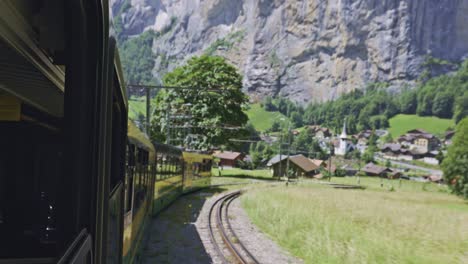 Paseo-Panorámico-En-Tren-En-El-Valle-De-La-Montaña-De-Los-Alpes-Desde-La-Ventana,-Lauterbrunnen-Suiza