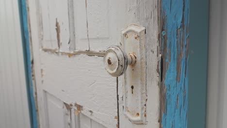 An-old-door-handle-on-an-old-shed