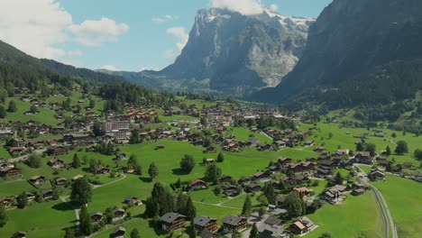 Vista-Aérea-Deslizante-De-Grindelwald-Y-Los-Alpes-Suizos-En-Suiza