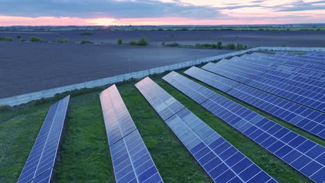 Reihen-Von-Sonnenkollektoren-Aufgereiht-Auf-Solarkraftwerk