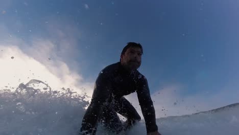 Surfista-Atrapando-Una-Ola-Derecha-En-La-Playa-De-Guincho-En-Portugal
