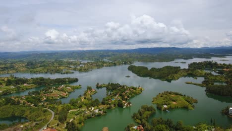 Guatape-Landschaft-Zeitraffer-Luftdrohne-über-Natürlichem-Wasser-Kolumbien-Medellin-Ziel-Grüne-Hügel-Erstklassig
