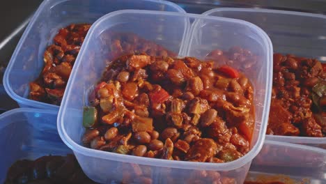 Gekochte-Würzige-Hühnerbohnen,-Zubereitet-In-Einem-Lebensmittelbehälter-Aus-Kunststoff