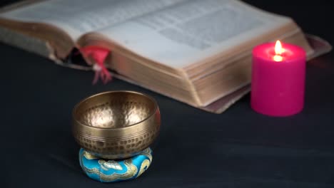 Tibetische-Messingglocke-Heiliges-Spirituelles-Buch-Und-Rote-Kerze