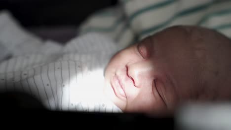 Schlafendes-Neugeborenes-Baby-Mit-Natürlichem-Sonnenlicht,-Das-Gesicht-Trifft