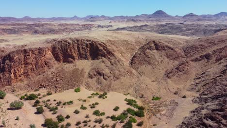 Paisaje-Aéreo-Escénico-De-Un-Lecho-De-Río-Seco-Y-Desierto-Montañoso-Del-Norte-De-Namibia-1
