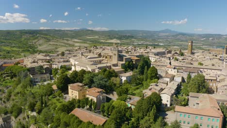 Cinematic-Drone-Shot-Above-Beautiful-Town-of-Orvieto-in-Umbria,-Italy