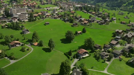 Aerial-reveal-over-Grindelwald,-Switzerland