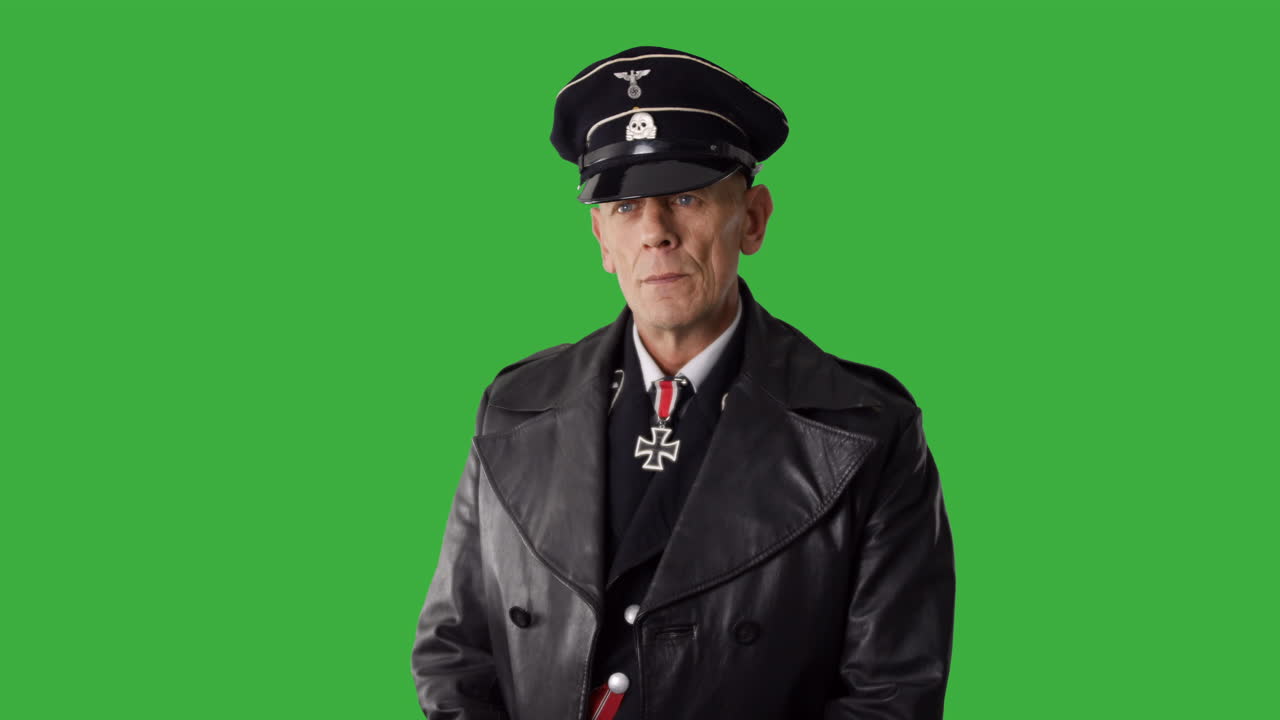 Vidéo de stock Premium - Un officier de la gestapo ss nazi allemand de ...