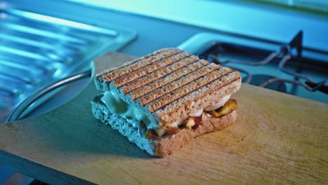 Hähnchen-Ei-Toast-Sandwich-Zum-Frühstück-Zubereitet.-Rack-Fokus