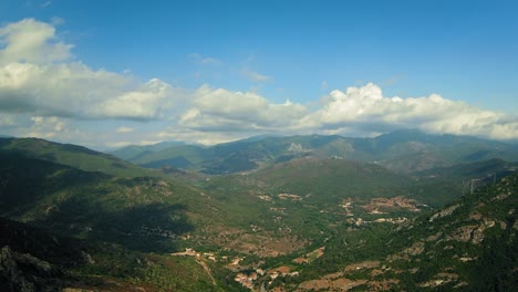 Langsamer-Flug-über-Ein-Korsisches-Tal