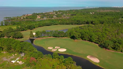 Panoramización-A-La-Derecha-Vista-De-Drones-De-Regatta-Bay-Golf-Y-Club-Náutico-En-Destin-Florida