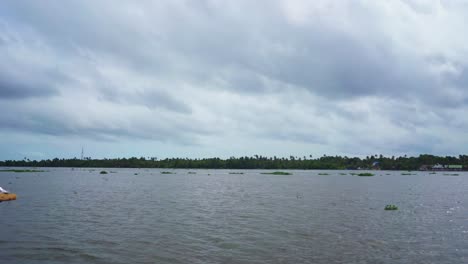 Ein-Blick-Auf-Die-Besondere-Art-Von-Himmel-An-Orten-Wie-Indien-Und-Sri-Lanka,-Der-Himmel-Ist-Bereit-Zu-Regnen,-Sehr-Dramatischer-Himmel,-Schwenk-über-Das-Hausboot
