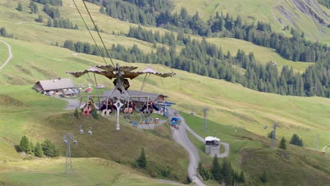Cuatro-Personas-Montando-El-Primer-Planeador-De-Grindelwald-En-Suiza