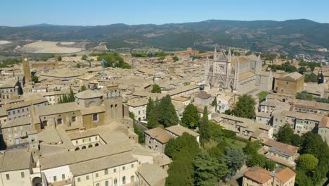 Luftaufnahme-Des-Booms-Enthüllt-Berühmte-Kathedrale-In-Orvieto-An-Einem-Erstaunlichen-Sommernachmittag