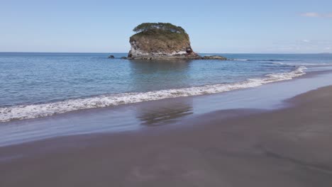 Frau-Im-Bikini,-Die-Auf-Einem-Handtuch-Liegt-Und-Den-Blick-Auf-Eine-Kleine-Insel-Vor-Der-Küste-Von-Playa-Real-In-Costa-Rica-Genießt