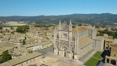 Luftaufnahme-Der-Kathedrale-Von-Orvieto-Auf-Der-Piazza-Del-Duomo