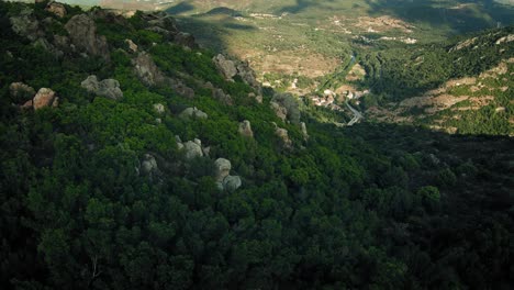 Schneller-Und-Nervöser-Flug-Zwischen-Felsen-Und-über-Eine-Korsische-Bergflanke