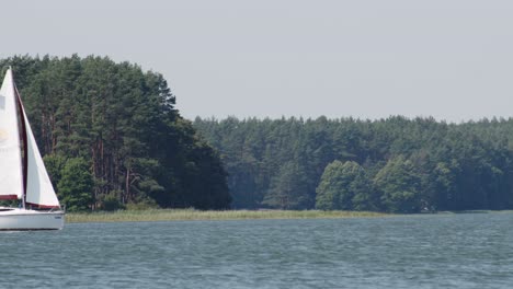 Boat-sailing-On-Wdzydze-Lake-In-Poland---wide,-static