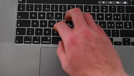 Ein-Laptop-Benutzer-Tippt-Auf-Der-Tastatur,-Um-Online-Eine-Nachricht-Zu-Schreiben,-Digitale-Kommunikation