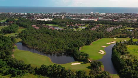 Drohne-Schwenkt-Den-Blick-Auf-Den-Regatta-Bay-Golf-And-Yacht-Club-In-Destin-Florida