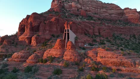 Berühmte-Kapelle-Des-Heiligen-Kreuzes-In-Roter-Felsformation-In-Sedona,-Arizona,-Usa