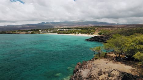 Paisaje-Escénico-De-La-Playa-De-Hapuna-Con-Turistas-En-La-Orilla-Durante-El-Verano-En-Hawaii---Toma-Aérea