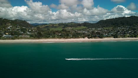 Fliegende-Drohne-Neben-Boot-In-Neuseeland