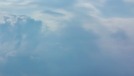 Impresionante-Formación-De-Nubes-Blancas-En-El-Cielo-Azul,-Concepto-Climático