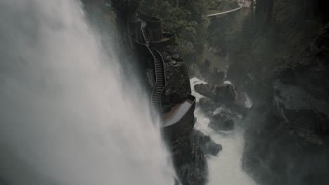 Nasse-Treppe-Auf-Felsiger-Klippe-In-Der-Nähe-Des-Wasserfalls-Pailon-Del-Diablo-In-Baños-De-Agua-Santa,-Ecuador