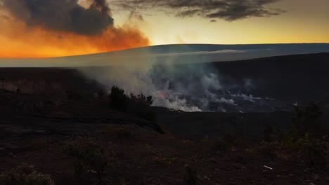 La-Lava-Entra-En-Erupción-Del-Volcán-Kilauea-En-La-Isla-Grande,-Hawaii-Al-Atardecer---Ancho