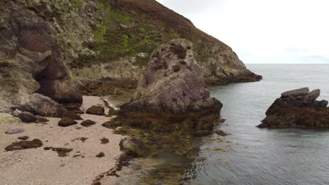 Increíble-Formación-Rocosa-Con-Algas-Verdes-En-La-Costa-De-La-Playa-De-Porth-Wen,-Reino-Unido