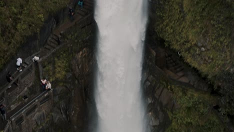 Mächtiger-Wasserfall-Pailon-Del-Diablo-In-Banos-De-Agua-Santa,-Ecuador---Drohne