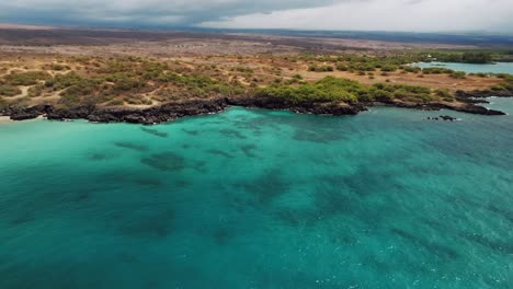Turquoise-Water-Of-The-Ocean-At-Hapuna-Beach-In-Hawaii---aerial-drone-shot
