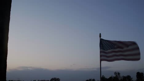 Sonnenuntergang-In-Einer-Bauernhofanzeige-Mit-Alter-Amerikanischer-Flagge,-Pfanne-Und-Heldentrieb-4