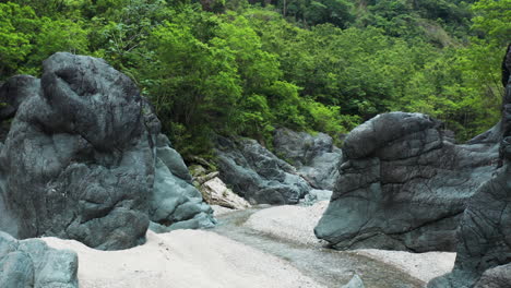 Rocas-Azules-Naturales-Alrededor-Del-Estrecho-Arroyo-En-Los-Charcos-De-Nizao,-República-Dominicana