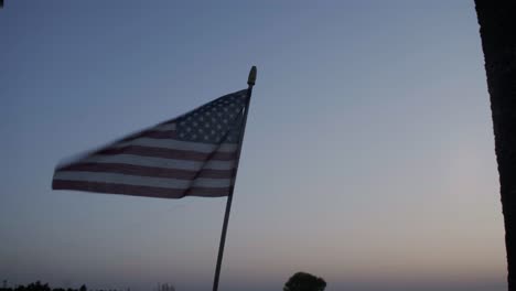 Sonnenuntergang-In-Einer-Bauernhofanzeige-Mit-Alter-Amerikanischer-Flagge,-Pfanne-Und-Heldentrieb-3