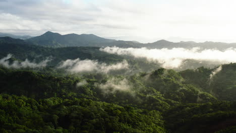 Vista-Aérea-De-Colinas-Verdes-Y-Vistas-A-La-Montaña-Con-Bosque-Denso-Durante-La-Caminata-En-Los-Charcos-De-Nizao,-República-Dominicana---Disparo-De-Drones