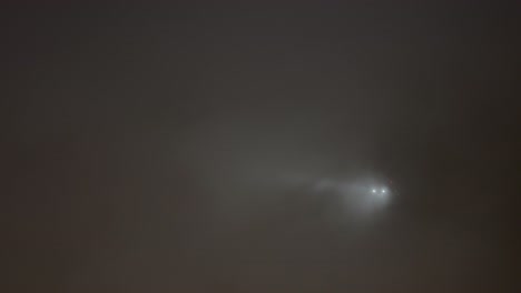 Der-Moment,-In-Dem-Ein-Flugzeug-Mitten-In-Den-Wolken-Mit-Eingeschalteten-Lichtern-Im-Nebel-Durch-Den-Himmel-Flog