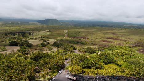 Idyllische-Landschaft-Des-Schwarzen-Sandstrandes-Von-Punaluʻu-Auf-Der-Großen-Insel-Hawaii---Luftrückzug