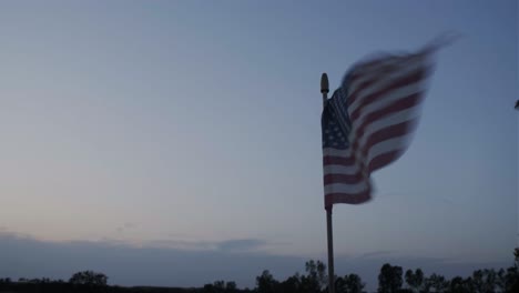Sonnenuntergang-In-Einer-Bauernhofanzeige-Mit-Alter-Amerikanischer-Flagge,-Pfanne-Und-Heldentrieb-2