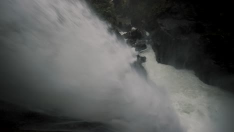 Strom-Fließt-Stark-Von-Steilen-Bergen-Am-Teufelskessel-wasserfall-In-Rio-Verde,-Banos,-Ecuador