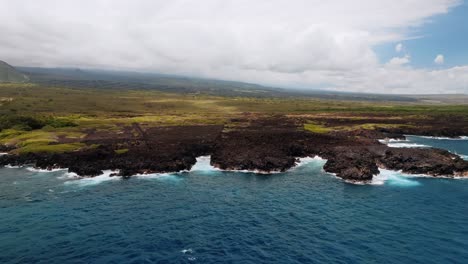 Idyllisches-Meer-Mit-Wellen,-Die-Gegen-Dunkle-Lavafelsen-Auf-Der-Großen-Insel-Hawaii-Schlagen
