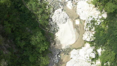 Blick-Von-Oben-Auf-Den-Fluss-Nizao,-Der-In-Einem-Felsigen-Wald-In-Der-Dominikanischen-Republik-Fließt