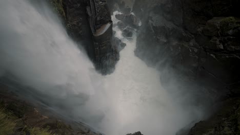Gefährlicher-Starker-Wasserstrom,-Der-Durch-Den-Wasserfall-Pailon-Del-Diablo-In-Baños-De-Agua-Santa,-Ecuador-Fließt